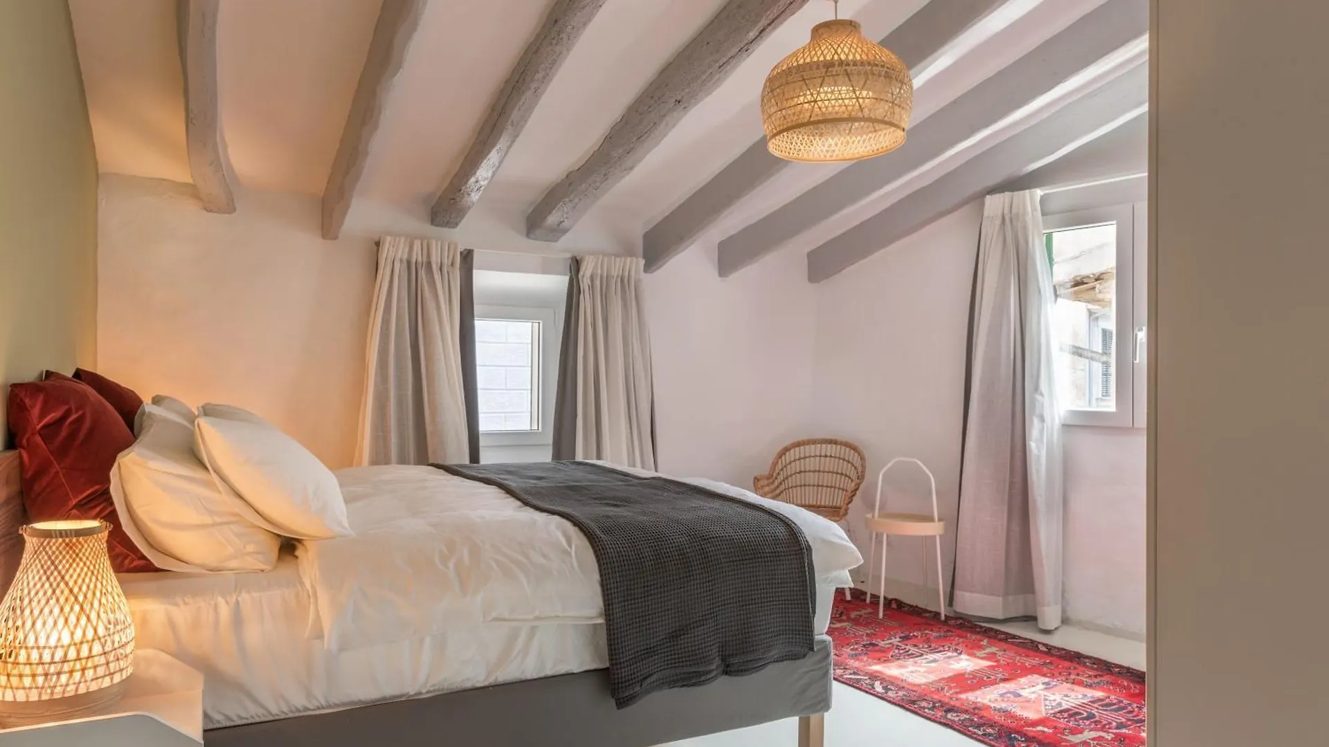 Kontakte von Can Karlito Rooms